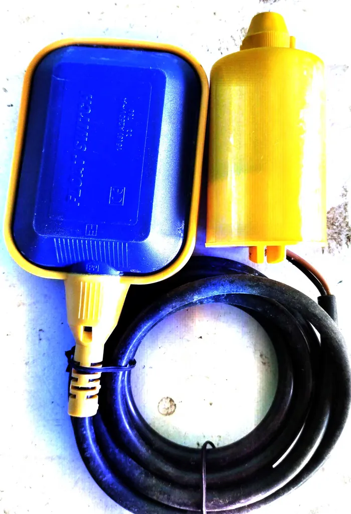 Water level float